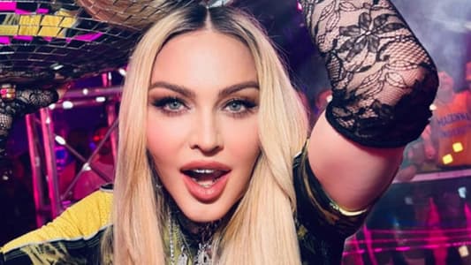 لأنه لم يقف في حفلها.. مادونا توبّخ رجلًا على كرسي متحرّك