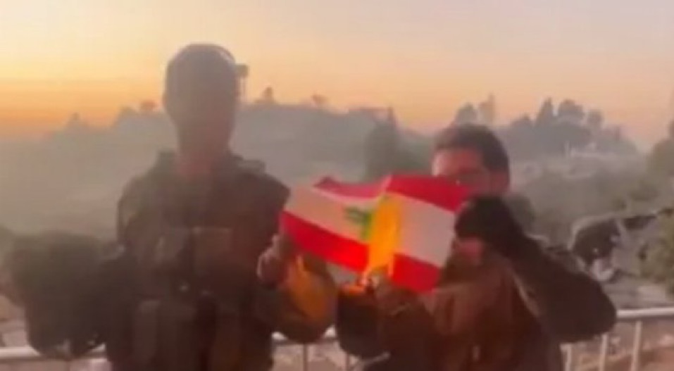 جنود اسرائيليون يحرقون علمًا لبنانيا وجيشهم يتبرأ من "فعلتهم"