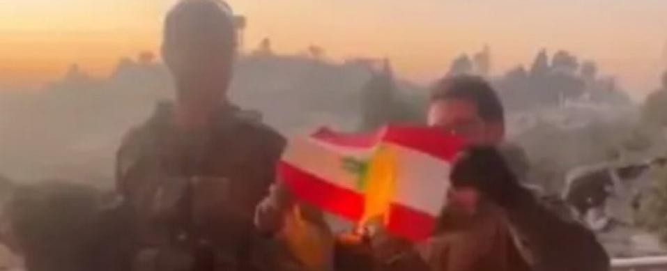 جنود اسرائيليون يحرقون علمًا لبنانيا وجيشهم يتبرأ من "فعلتهم"