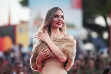 نحافة أم شيخوخة؟.. عروق يدي أنجلينا جولي تتصدّر الصحف العالمية