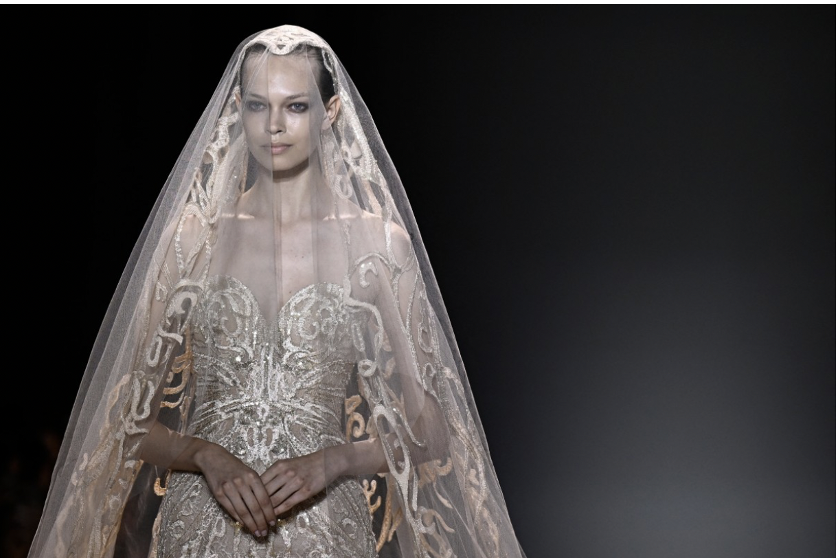 "طرحة" إيلي صعب في "أسبوع باريس للأزياء الراقية" تفرض نفسها على حفلات الزفاف الملكية 