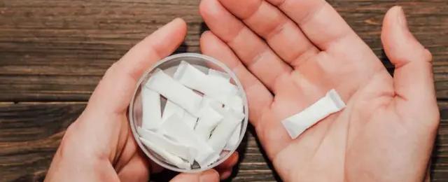 أكياس الكافيين.. هوس المراهقين بها يثير قلق الخبراء