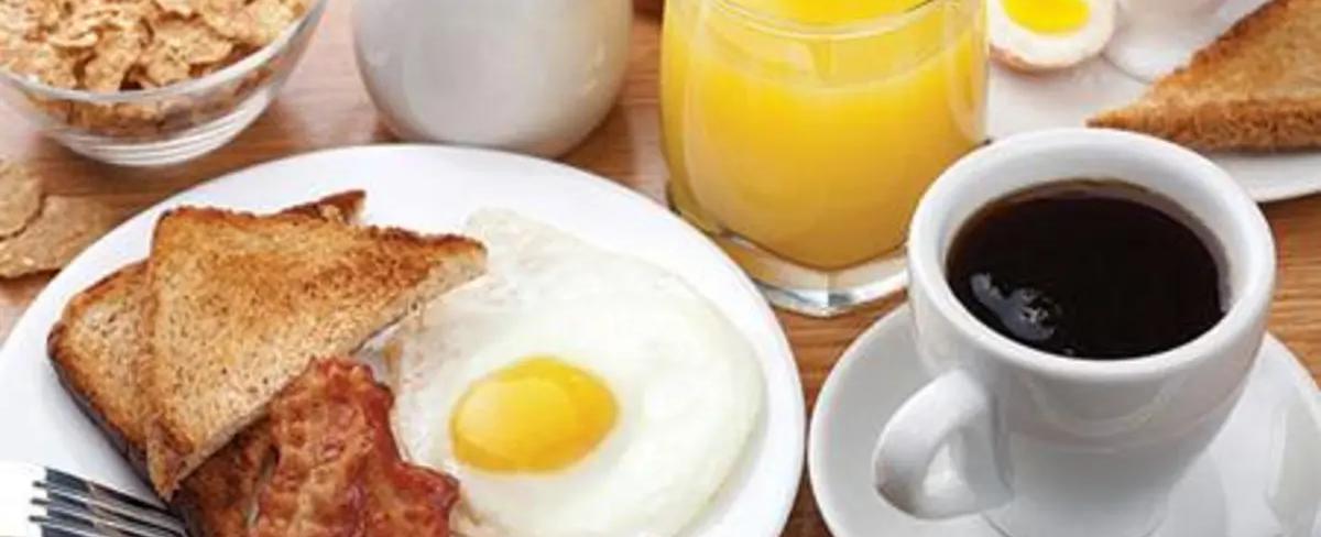 يرفع ضغط الدم.. طبيب قلب يُحذّر من تناول فطور "صحي" قبل التاسعة صباحًا