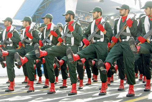 تثير الرعب وتقمع المحتجين.. ما هي قوات "الباسيج" في إيران؟