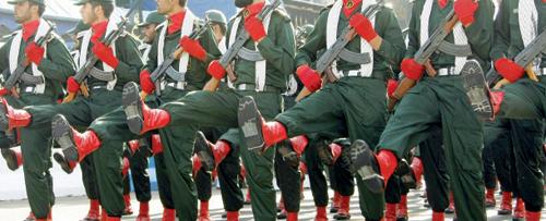 تثير الرعب وتقمع المحتجين.. ما هي قوات "الباسيج" في إيران؟