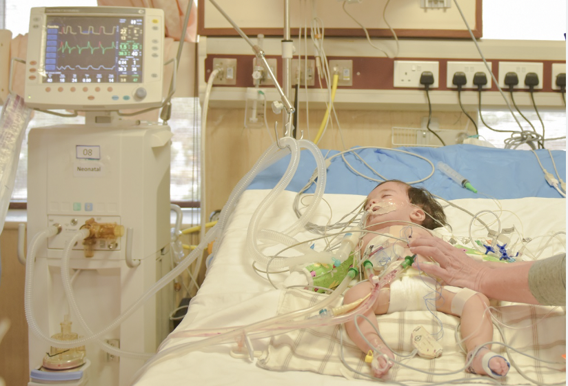 بعدما توقف لـ ١٩ ساعة.. قلب طفل يعود لينبض من جديد!