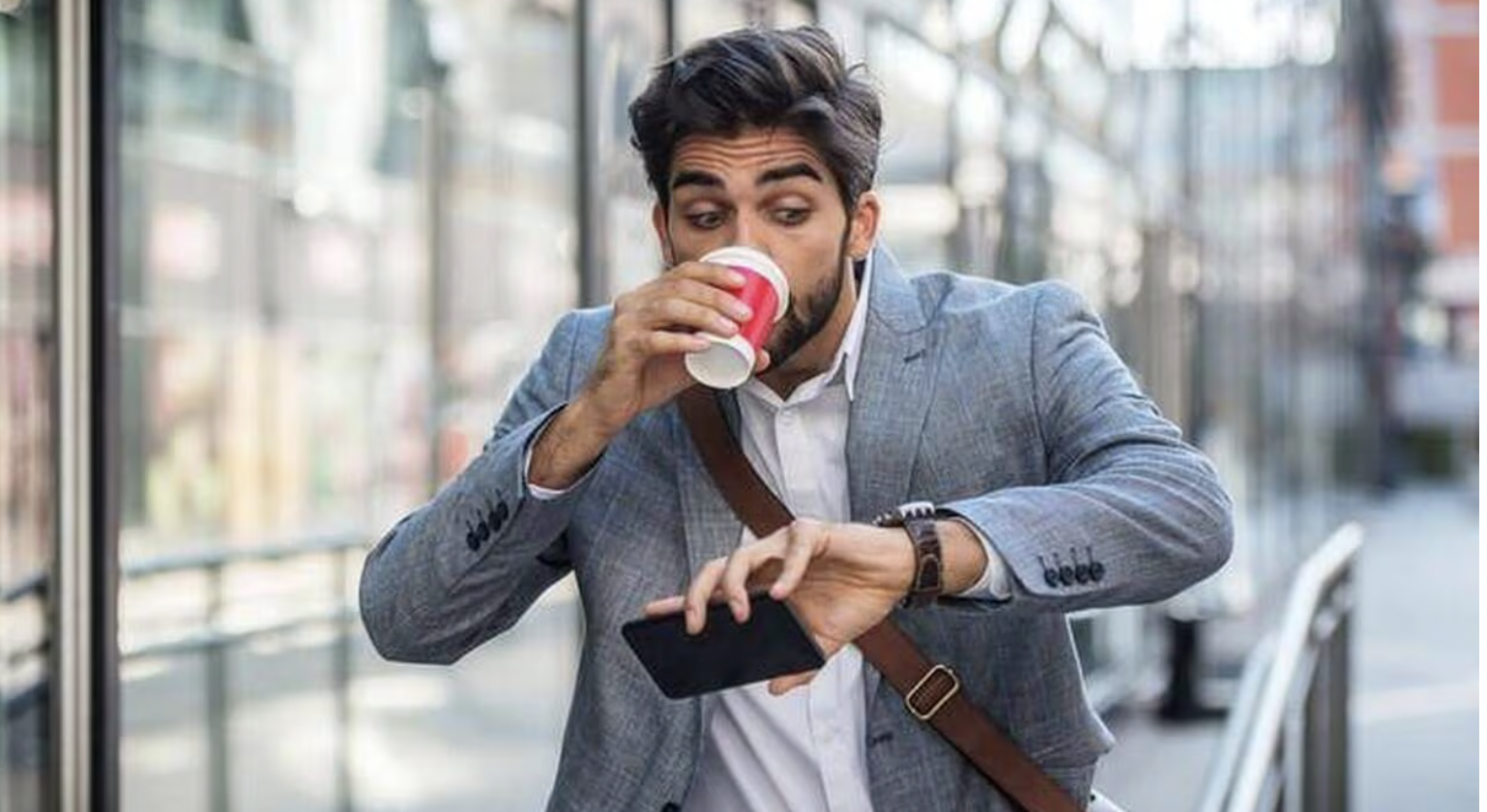 المماطل المتأخر دومًا: قراءة في نفسية الشخص الذي لا يلتزم بمواعيده