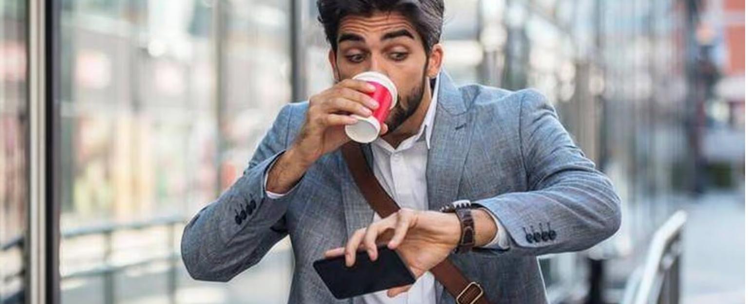 المماطل المتأخر دومًا: قراءة في نفسية الشخص الذي لا يلتزم بمواعيده