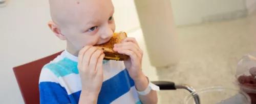 الغذاء والسرطان.. كيف تحدّ وجباتنا اليومية من فرص الإصابة بالمرض؟