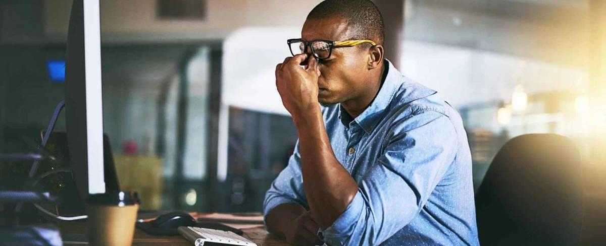 قد يُحدث تغييرات في بنيته... ما تداعيات العمل المفرط على الدماغ؟