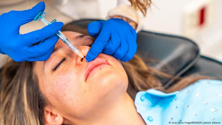 بعد وفاة عروس... ما هي مخاطر الحقن التجميلية؟