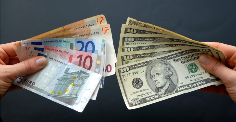 الدولار في أدنى مستوياته أمام اليورو منذ ٢٠٢٢