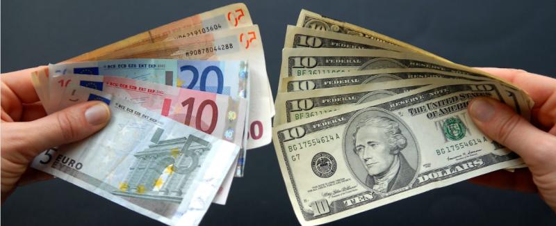 الدولار في أدنى مستوياته أمام اليورو منذ ٢٠٢٢