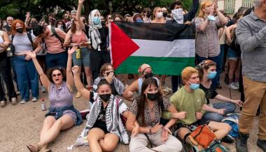 المتظاهرون ضد إسرائيل في الجامعات لا يساعدون الفلسطينيين إنما يساعدون ترامب
