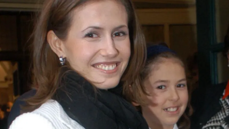 "سيدة الجحيم".. بريطانية تروي تفاصيل لقطة مصوّرة جمعتها مع أسماء الأسد