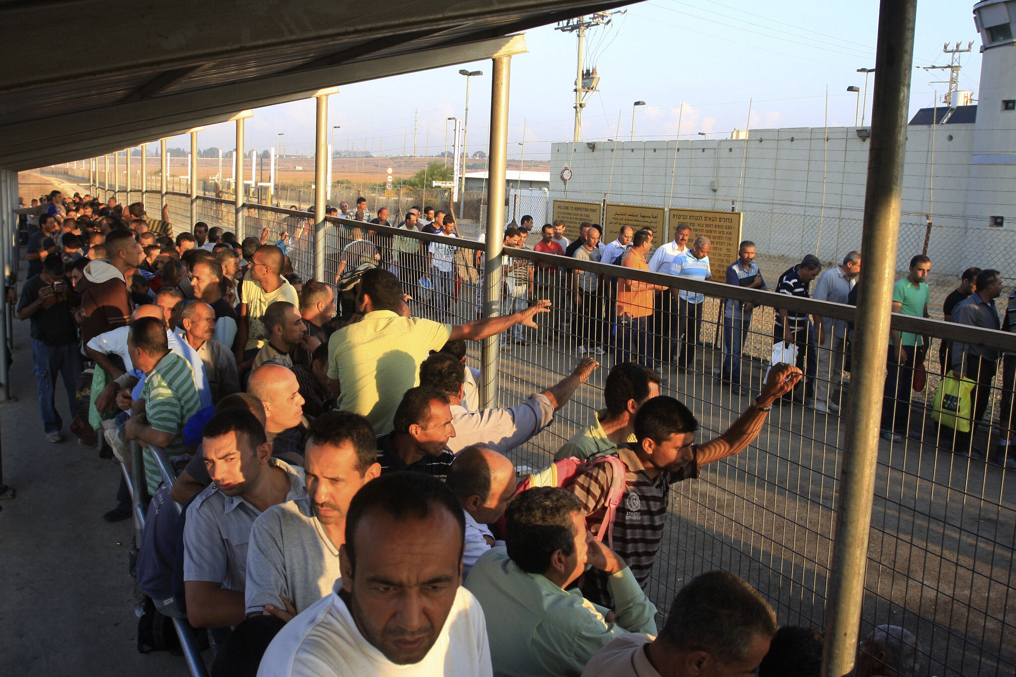 "طوفان الأقصى" يحرم مائتي ألف فلسطيني من أعمالهم  وإسرائيل "قلقة"