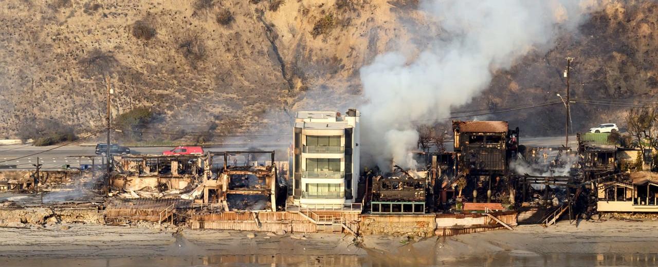 معجزة بحرائق لوس أنجلوس.. كيف نجت هذه المنازل في حين تفحّم كل ما حولها بالنيران؟