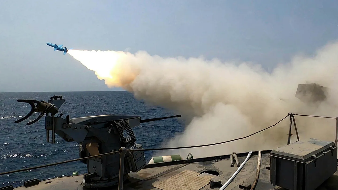 "القوة الضاربة" في الشرق الأوسط: رسائل ردع أميركية والإمارات ترفع خطّ الحياد