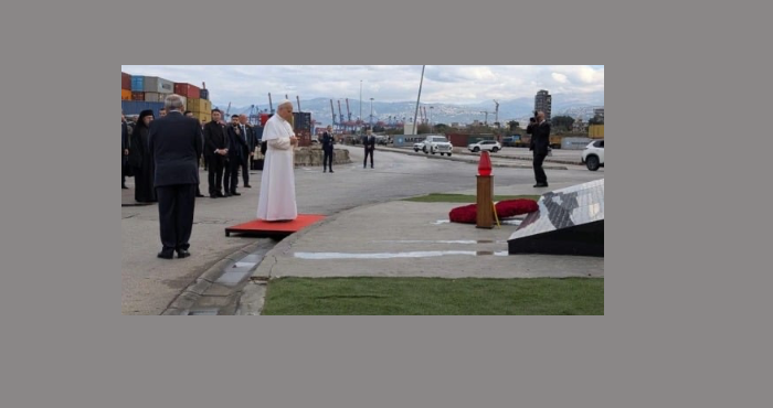 البابا في مرفأ بيروت  يصلي للضحايا والعدالة امام نصب الرابع من آب وسط اتهامات لحزب الله 