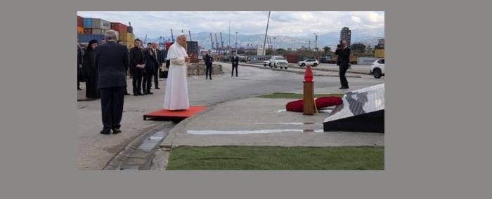 البابا في مرفأ بيروت يصلي للضحايا والعدالة امام نصب الرابع من آب وسط اتهامات لحزب الله