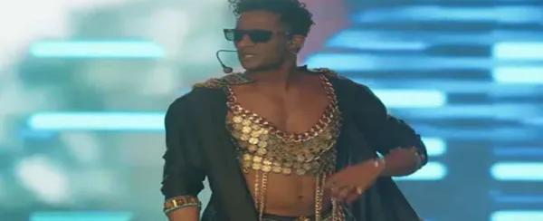 ببدلة رقص؟...  محمد رمضان يثير الجدل بإطلالة استعراضية في أميركا