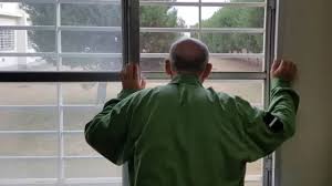 يرتكبون الجرائم ليٌسجنوا.. مسنّو اليابان يفضّلون الحبس على الوحدة!