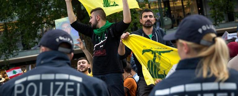 يستخدمون المساجد لجمع الأسلحة والأموال.. اعتقالات لموالين لـ"حزب الله" في ألمانيا