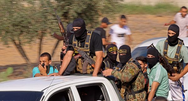 أكتوبر بين الغباءِ والعمالة/ عبد الرحمن الراشد