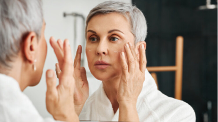 ثمانية سلوكيات تسرّع من عملية الشيخوخة.. كيف تتجنّبها؟