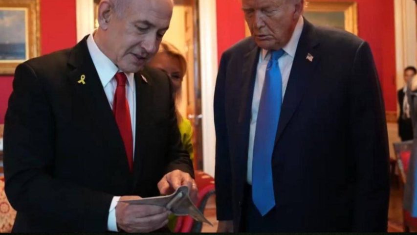 رسالة عسكرية تحت غطاء ديني؟... نتنياهو يهدي ترامب "تعويذة يهودية"