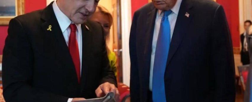 رسالة عسكرية تحت غطاء ديني؟... نتنياهو يهدي ترامب "تعويذة يهودية"