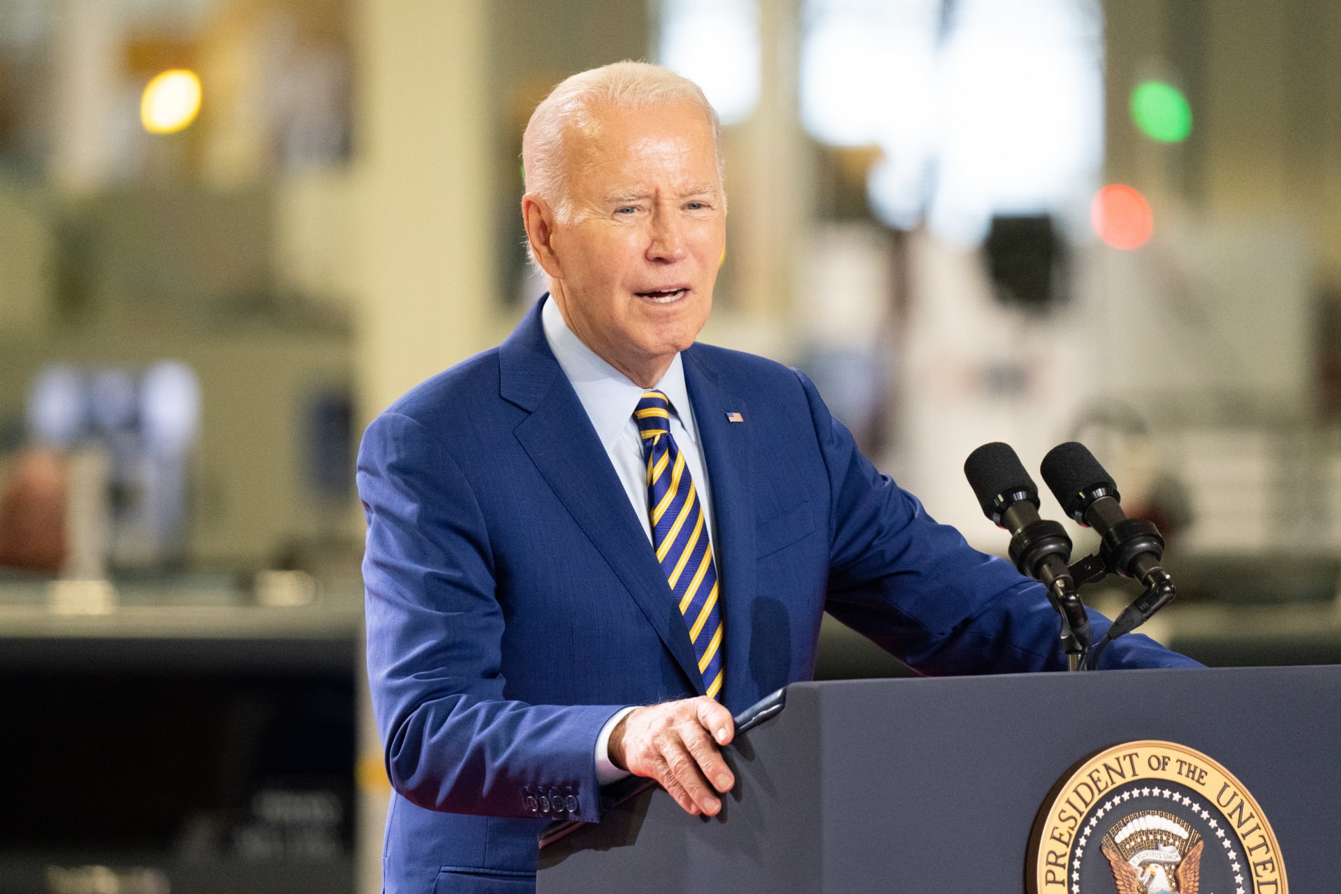 قال "إنها لا تعمل".. بايدن يركل المنصة عدة مرات أمام الحضور