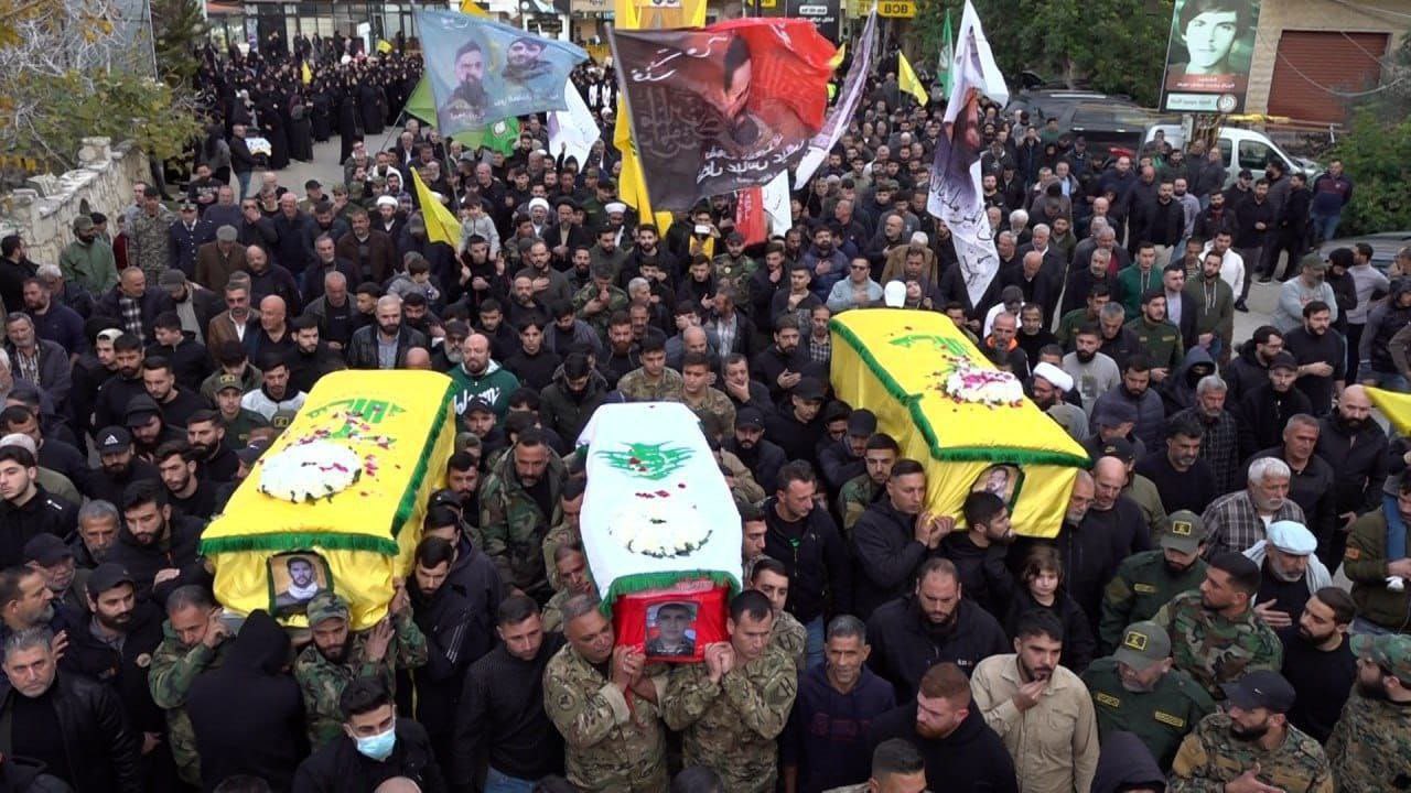 تشييع جندي لبناني مع مقاتلين لحزب الله في مأتم واحد وإسرائيل تعلق