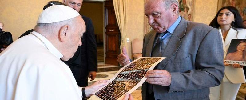 البابا فرنسيس يلتقي في الفاتيكان وفدًا من أهالي ضحايا المرفأ ويأسف لأثمان يدفعها اللبنانيون للحروب وانعدام العدالة