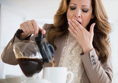 دراسة تدحض الافتراض: القهوة لا تجعلك مستيقظًا