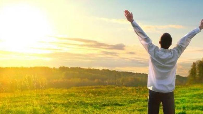 بحسب علم النفس.. خمس عادات يومية بسيطة يتّبعها الأشخاص الأكثر سعادة 