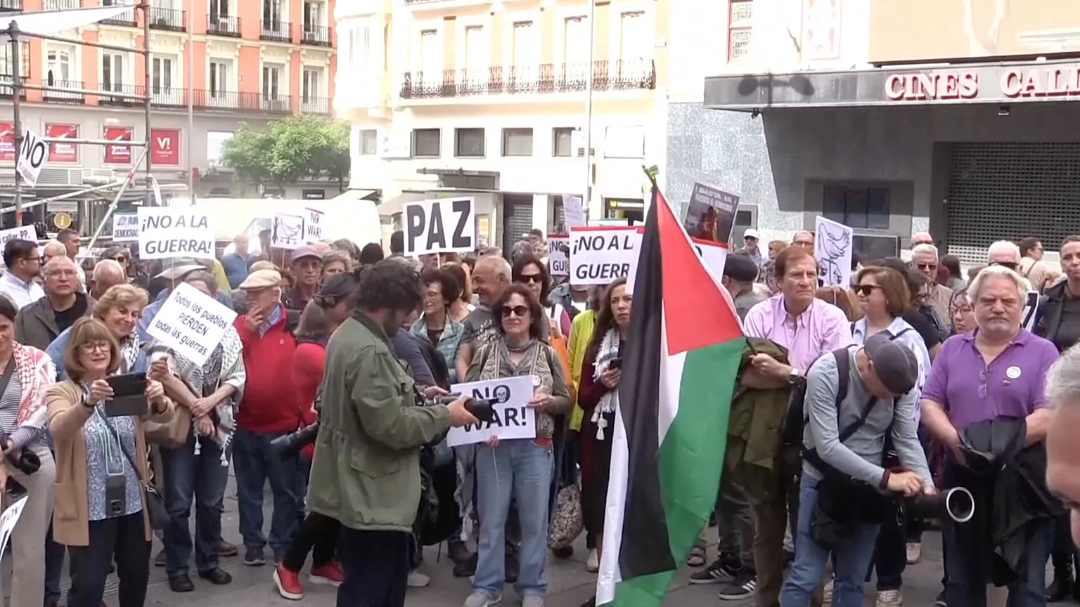 بالشعر والموسيقى.. ٢٠٠ مدينة إسبانية تنتفض ضد الحرب وتطالب بمحاكمة ترامب ونتنياهو