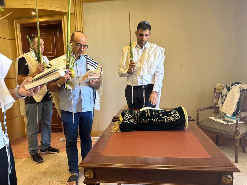 في سابقة تاريخية.. وزير إسرائيلي يؤدّي صلاة يهودية في الرياض