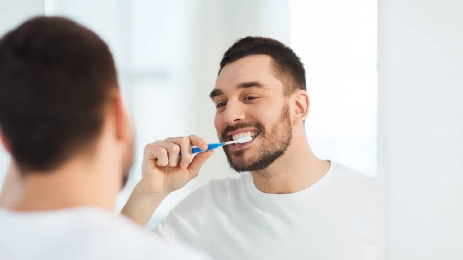 ما هو التوقيت المثالي لتنظيف أسنانك... قبل أو بعد الفطور