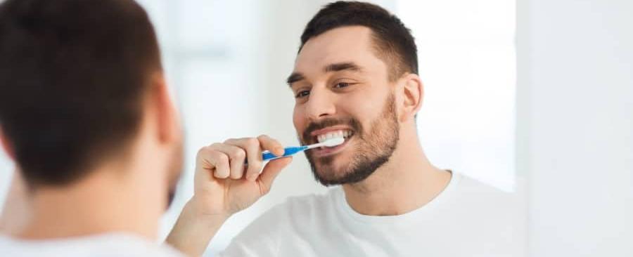 ما هو التوقيت المثالي لتنظيف أسنانك... قبل أو بعد الفطور