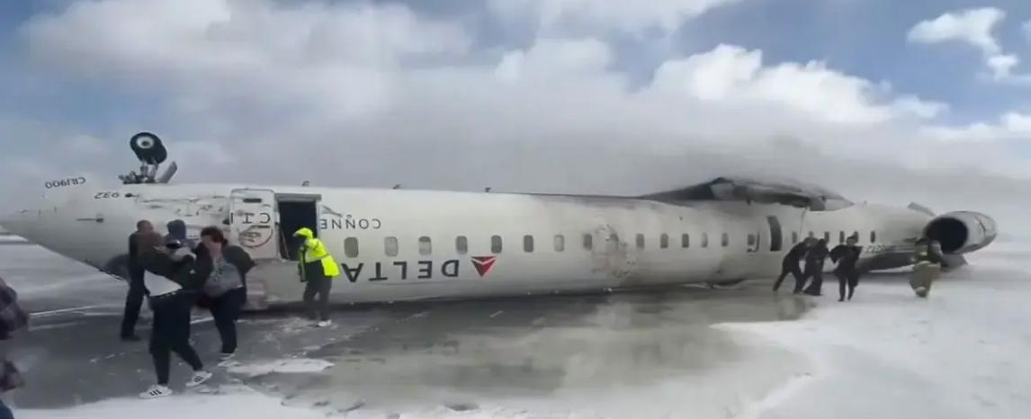 تحطّمت في كندا.. هكذا نجا جميع من كانوا على متن طائرة "دلتا"