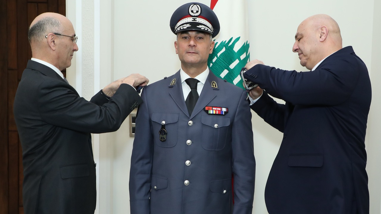 عمل على قضيتي اغتيال الحريري والحسن.. من هو المدير العام الجديد لقوى الأمن الداخلي؟