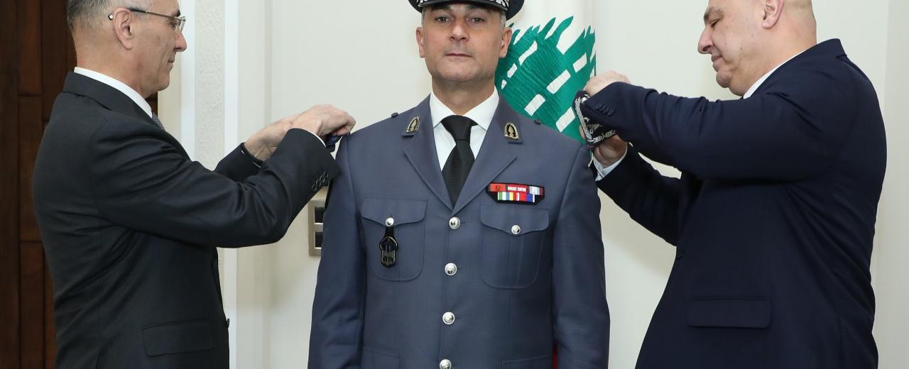 عمل على قضيتي اغتيال الحريري والحسن.. من هو المدير العام الجديد لقوى الأمن الداخلي؟