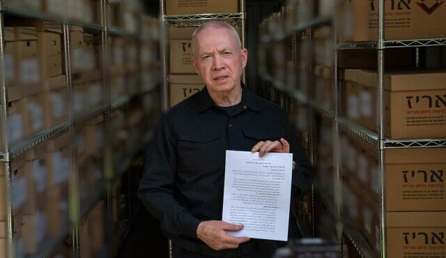 غالانت "يكشف" عن رسالة "وجهها" قائد ميداني في "حماس" للسنوار عن "انهيار القدرة العسكرية"