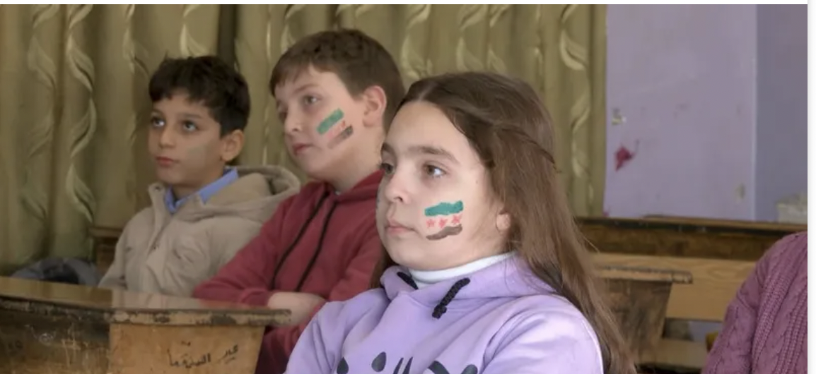 بالاحتفالات و"العلم الجديد" الطلاب السوريون يستأنفون الدراسة 