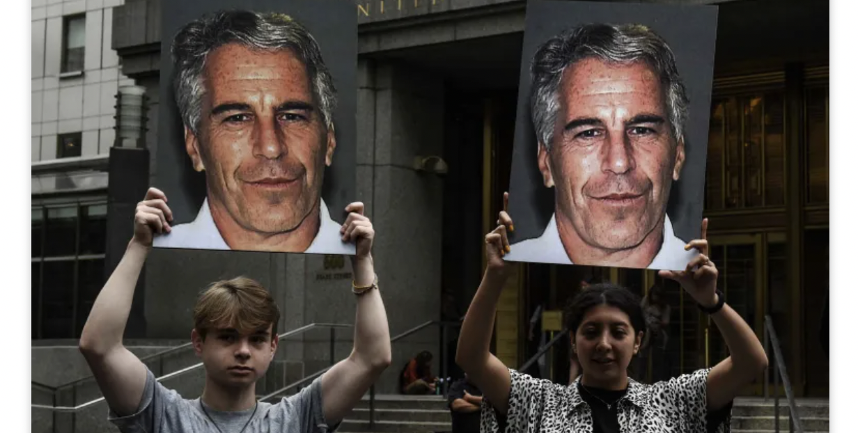 رسالة من جيفري إبستين إلى توم برّاك: "أرسل لي صوراً لك وللطفل واجعلني أبتسم"