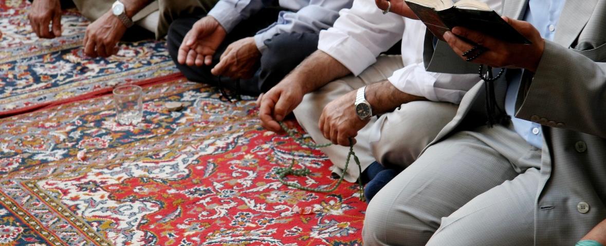 رؤوس خنازير أمام مساجد باريس