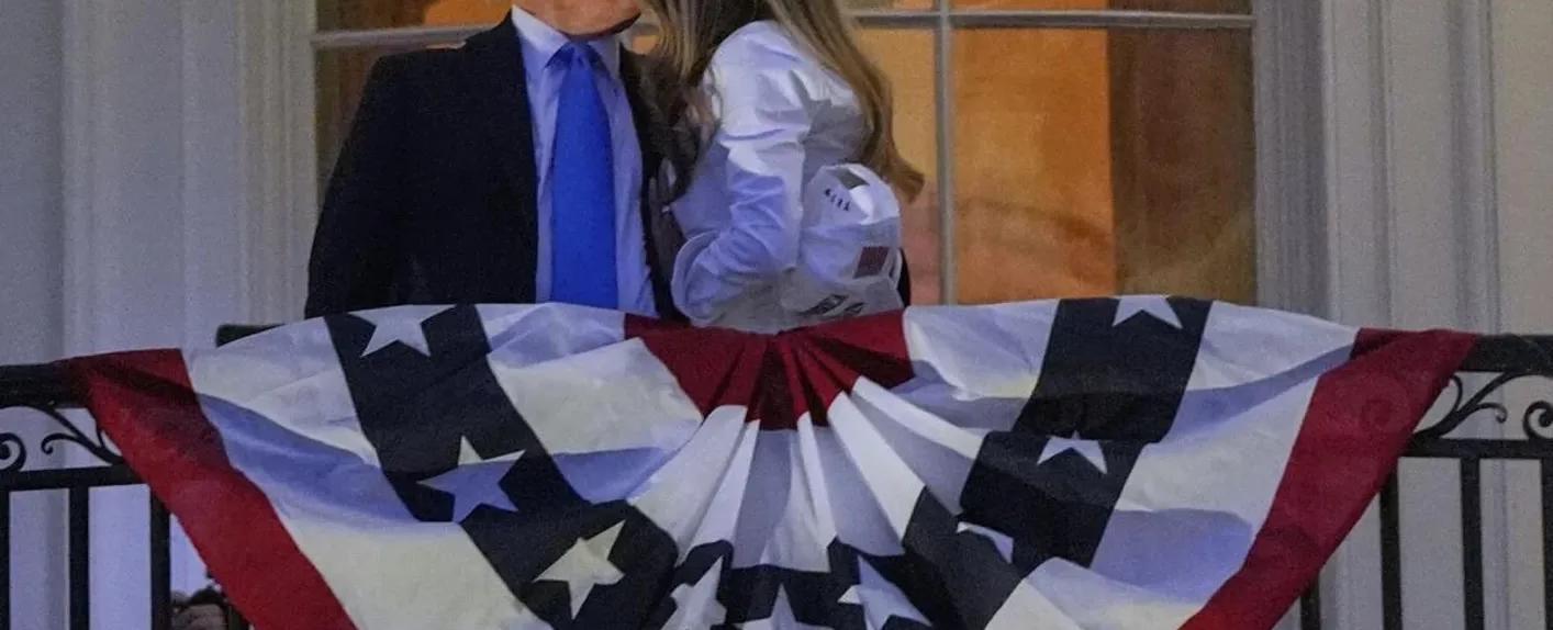 قبلة ورقصة من دونالد ترامب إلى ميلانا... ما المناسبة