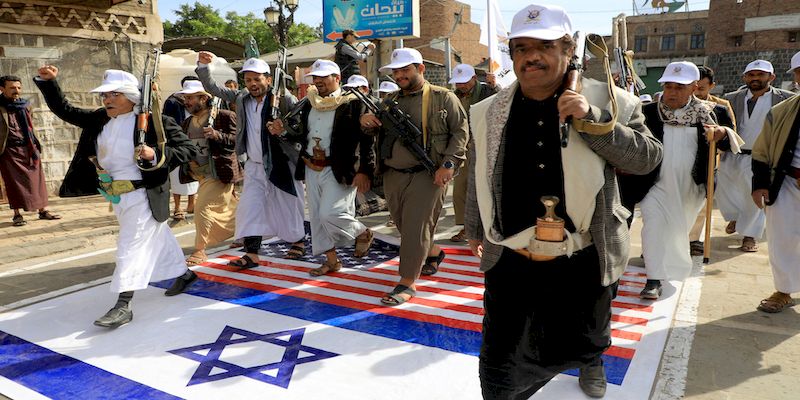 اسرائيل تهدد "ايران" وتقول لقادة الحوثيين: سنقطع رؤوسكم!