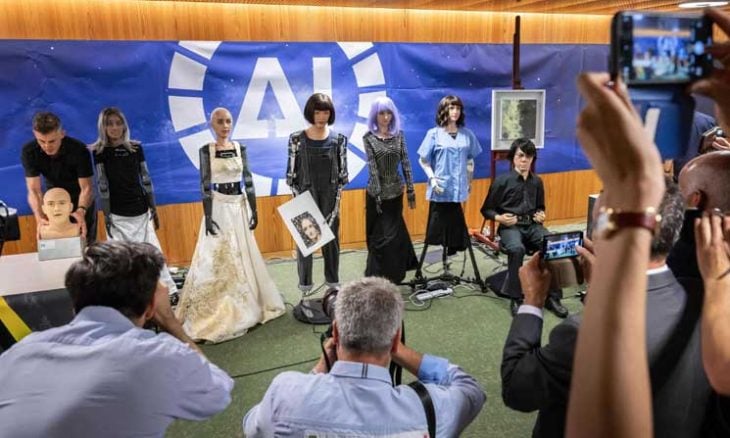 في أول مؤتمر صحافي لها الروبوتات تطمئن البشر: لن نسرق وظائفكم 